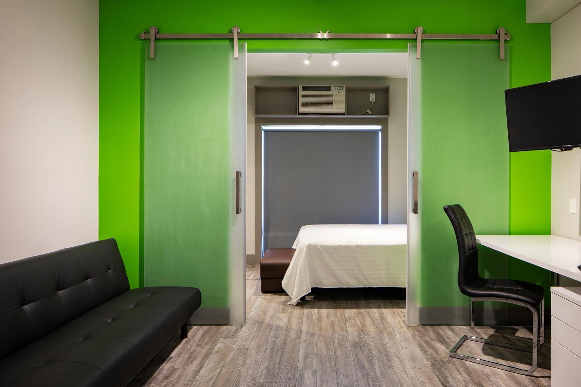 Micro Boutique Living Улфвил Екстериор снимка