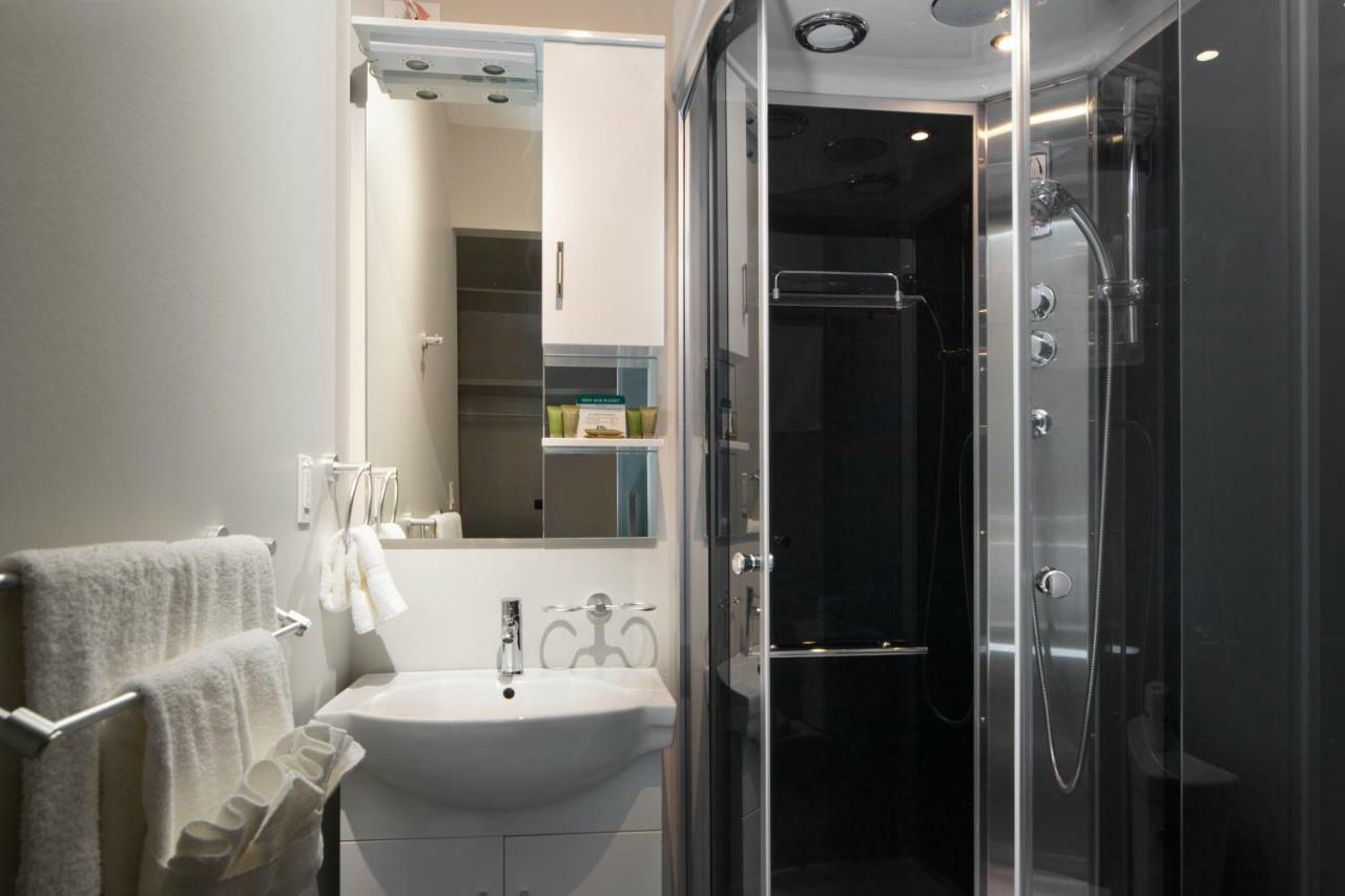 Micro Boutique Living Улфвил Екстериор снимка